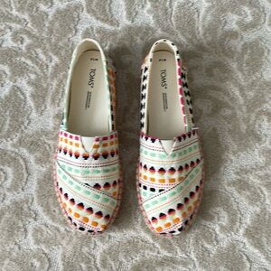 Tom’s canvas shoes size 7.5